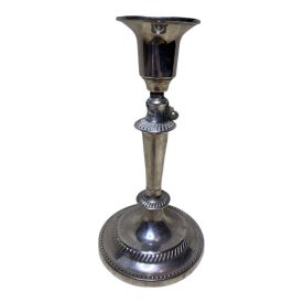 Ezüst színű gyertyatartó