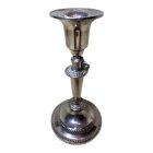 Ezüst színű gyertyatartó