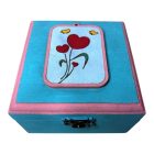 Vidám színekben pompázó fa dobozka