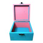 Vidám színekben pompázó fa dobozka