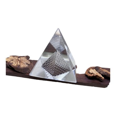 Üveg piramis